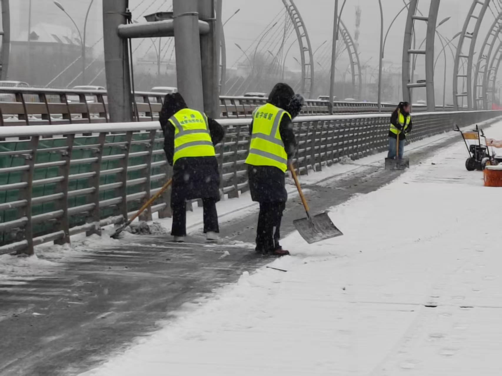 風(fēng)雪無(wú)阻，情暖南內環(huán)